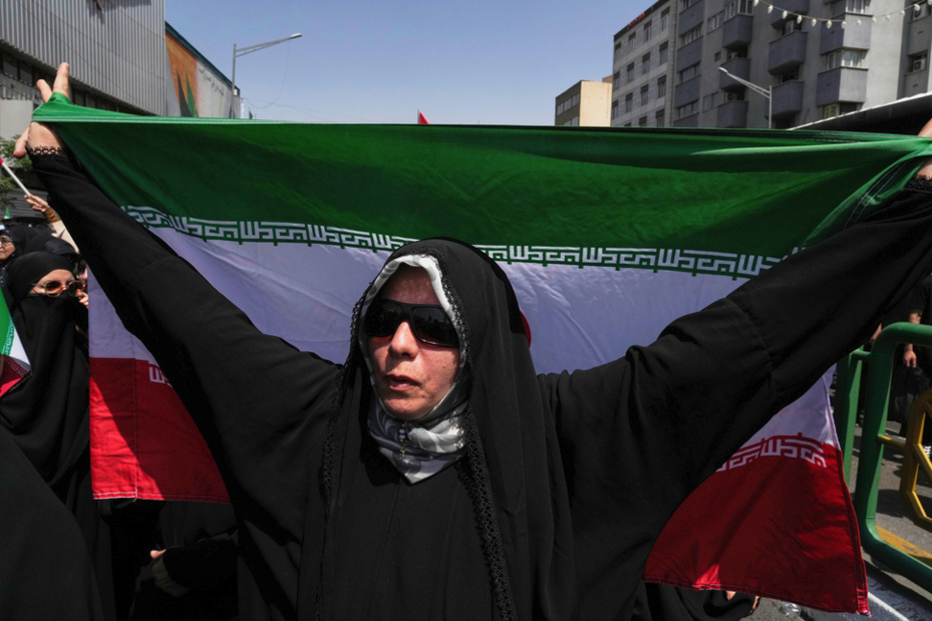 Protesto no Irão contra ataques aéreos de Israel