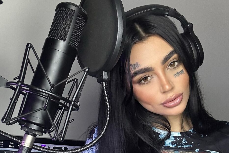 Cantora grava novo tema em estúdio e hidrata-se com água