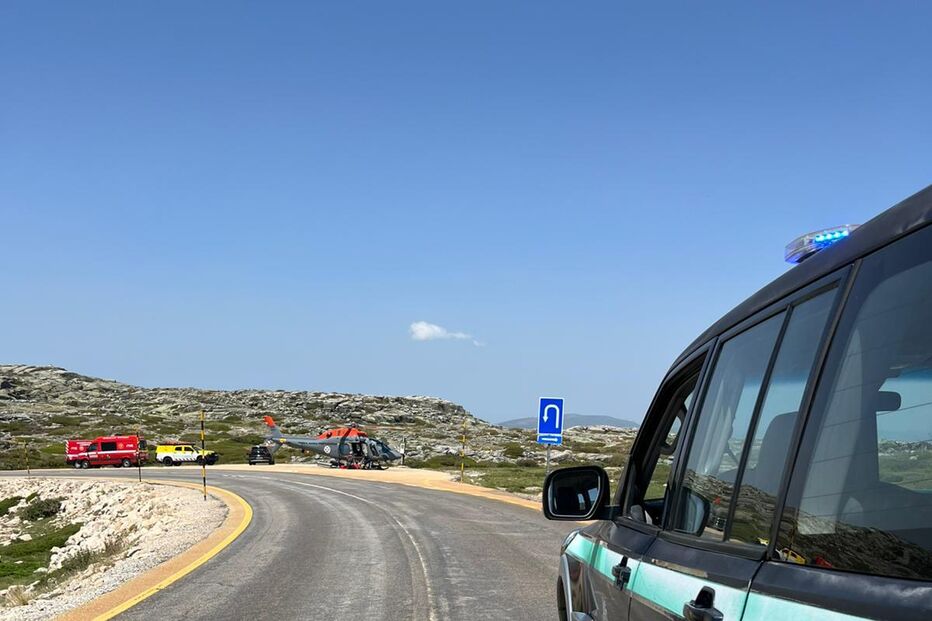 Veículo da GNR e meios de socorro no local, incluindo um helicóptero