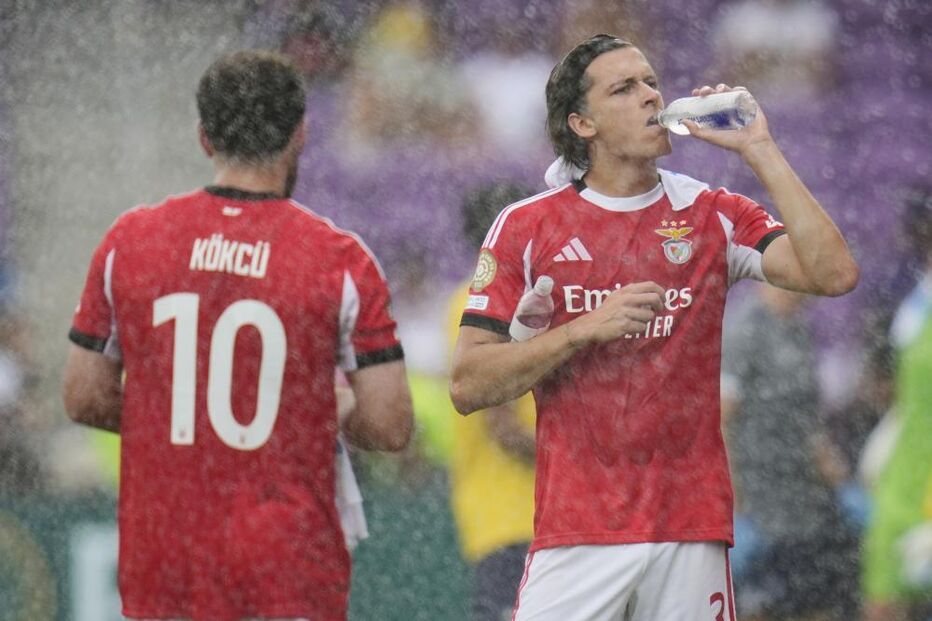 Benfica defronta Auckland City em Orlando, num jogo interrompido por alerta de tempestade