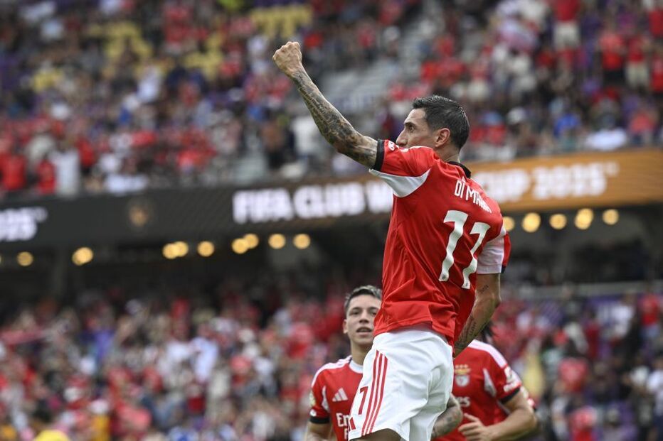 Di María celebra golo do Benfica contra Auckland City, em Orlando