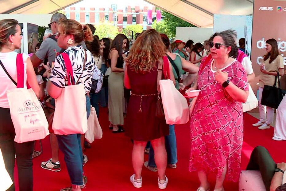 Pessoas reunidas no Maxima House of Beauty 2025 em Oeiras.
