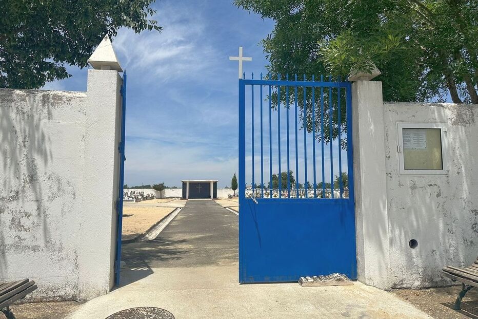 Idosa assaltada no cemitério de Almeirim; vítima resistiu e sofreu ferimentos