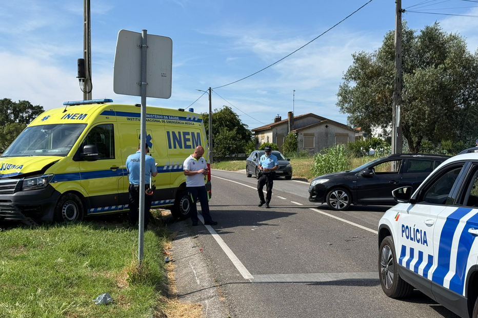 Acidente envolve INEM e PSP; autoridades no local