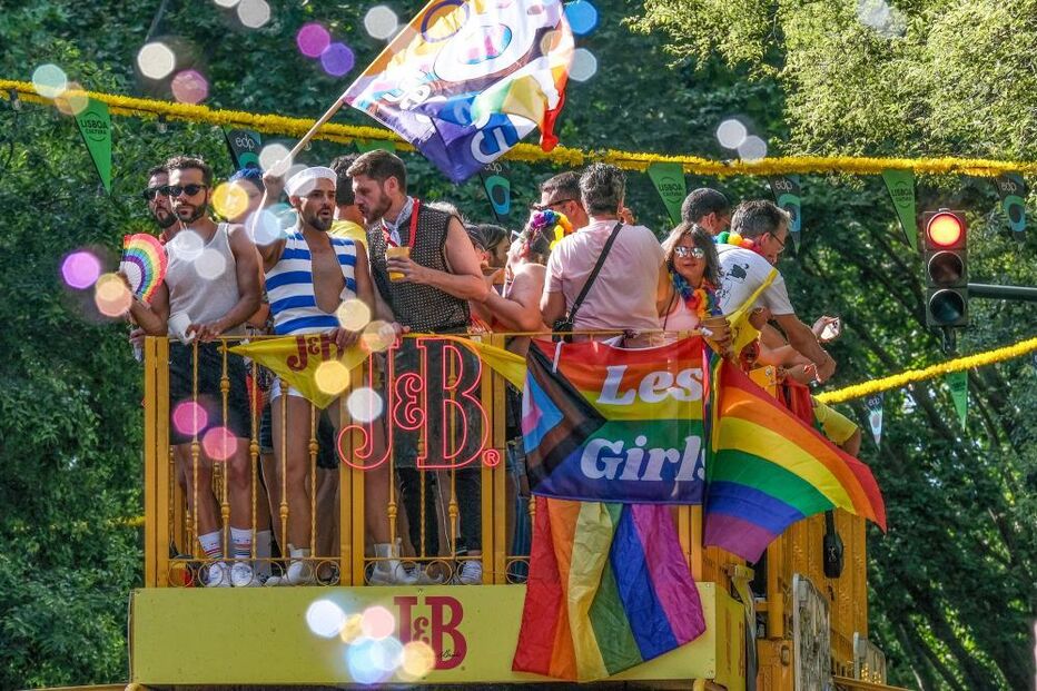 Milhares celebram o Europride 2025 em Lisboa, marchando pelos direitos LGBTI+ na Avenida da Liberdade