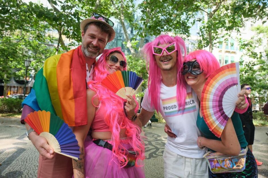 Milhares marcham em Lisboa no Europride 2025 pelos direitos da comunidade LGBTI+.
