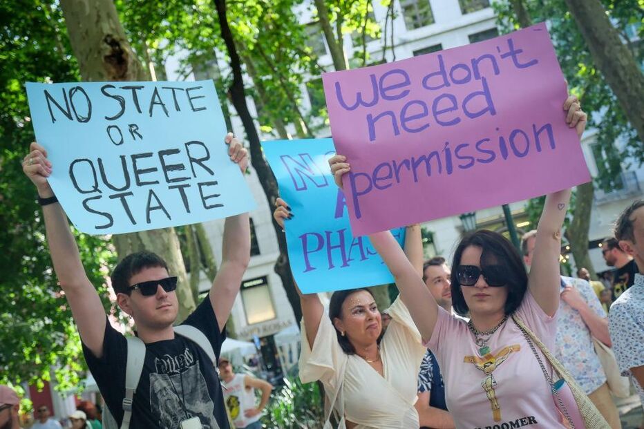 Manifestantes LGBTI+ marcham em Lisboa com cartazes por direitos e contra preconceitos