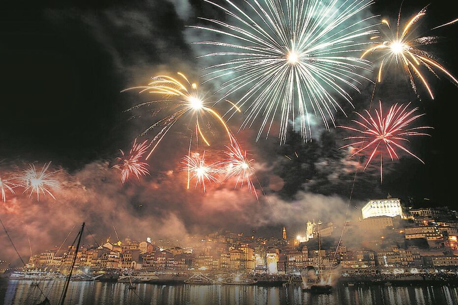 Espetáculo pirotécnico ilumina a cidade do Porto e o rio Douro
