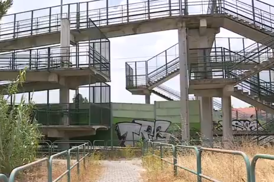 Câmaras da estação de comboios de Palmela captaram últimas horas de vida de homem. Vítima arrastou-se pelo chão