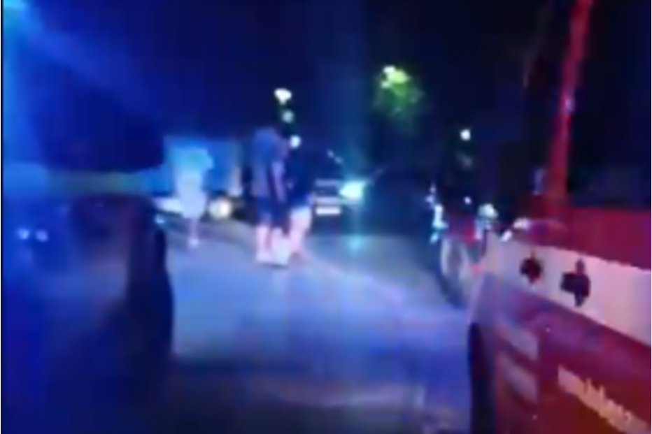 Emergência noturna com bombeiros e ambulâncias no local