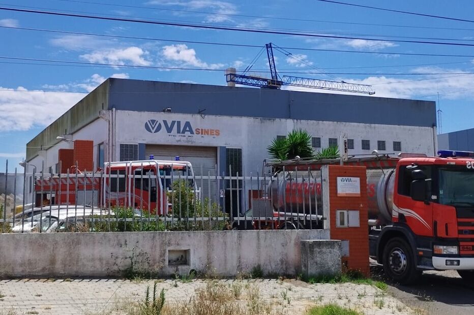 Incêndio danifica viaturas em oficina Via Sines; bombeiros no local