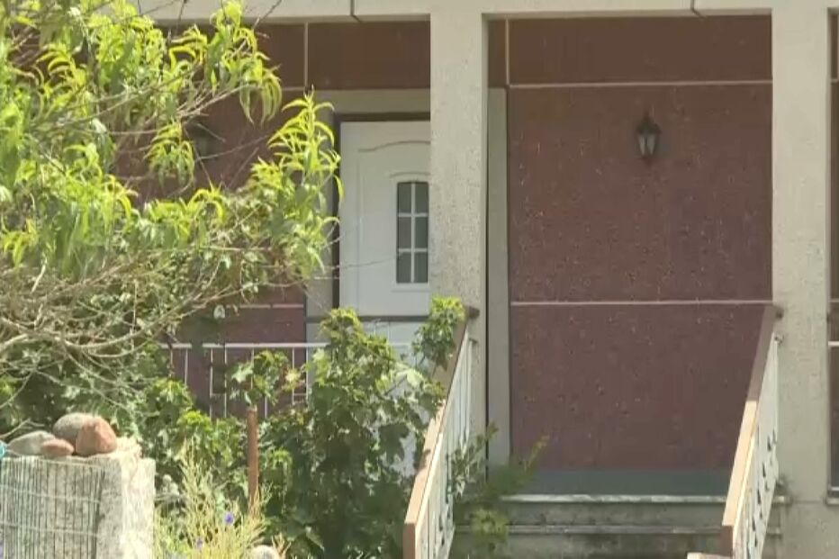 Casal encontrado morto com golpes de faca no pescoço; suspeita-se de homicídio seguido de suicídio