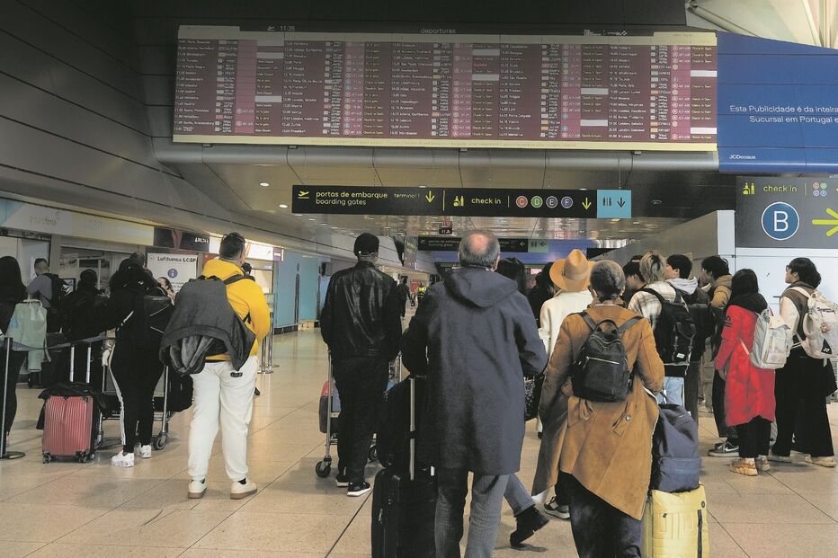 Passageiros aguardam voos em aeroporto com informações de partidas