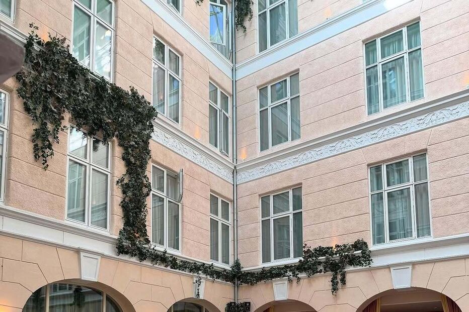 Casamento do capitão do Sporting celebrado num espaço elegante com decoração floral