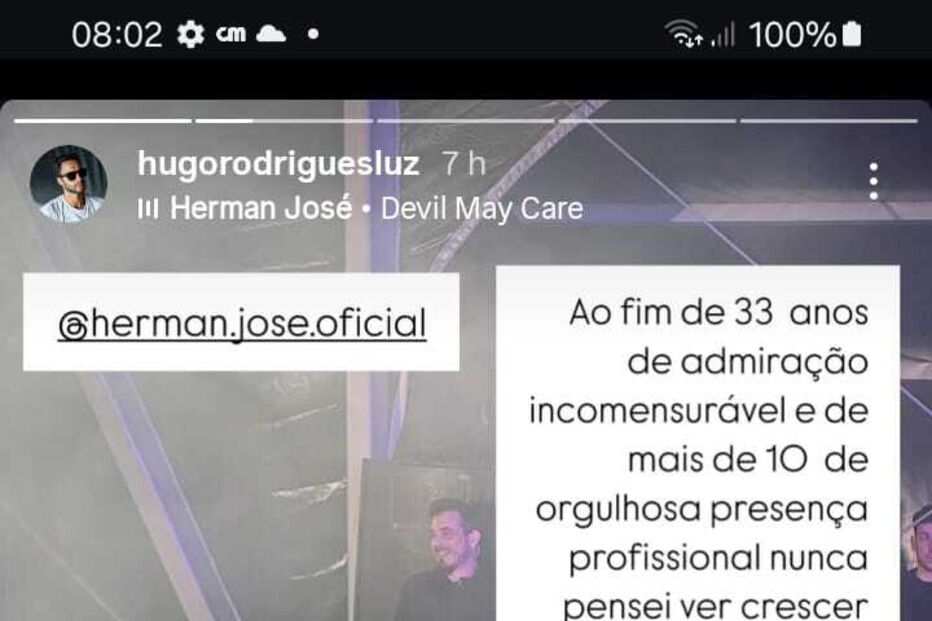 Herman José sobe ao palco de cadeira de rodas após acidente na Lourinhã