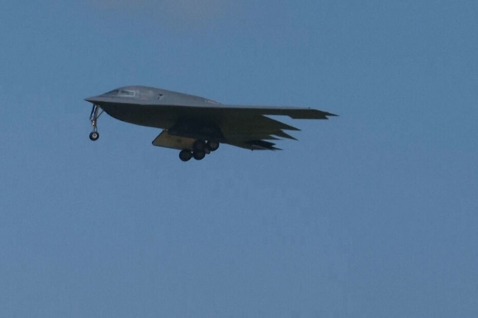 bombardeiros B-2 a regressarem à base nos EUA após ataques ao Irão 