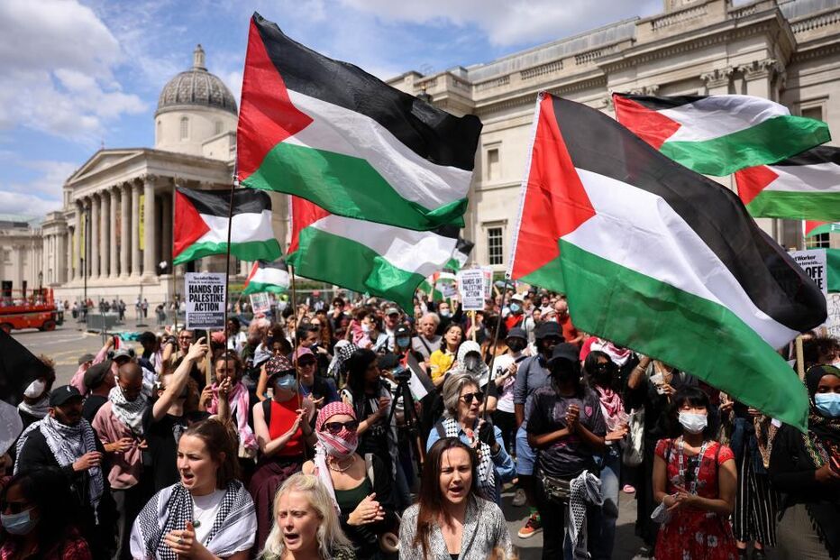 Ativistas da Palestine Action protestam em Trafalgar Square contra ação do governo