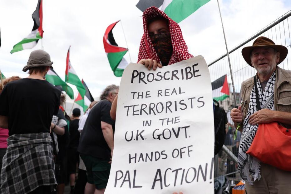 Ativistas protestam em Londres contra o governo do Reino Unido e a favor da Palestina