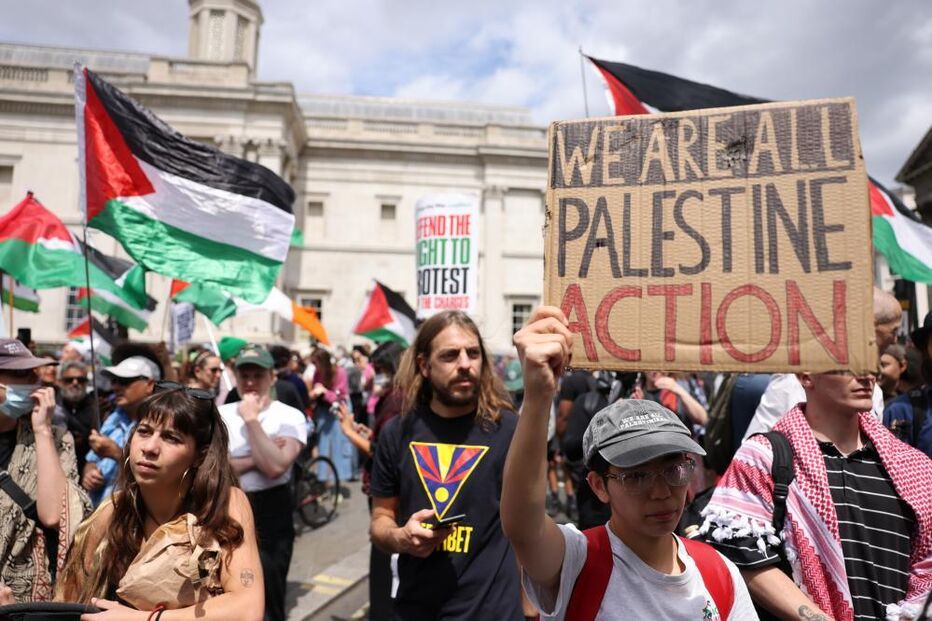 Ativistas da Palestine Action protestam em Trafalgar Square, Londres, contra planos do governo