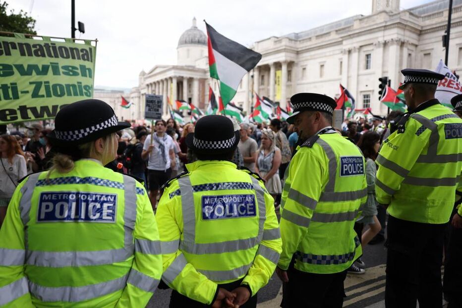 Ativistas pró-palestina protestam em Londres, enquanto a polícia monitoriza a situação