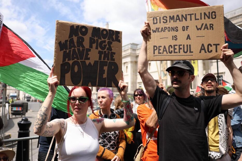 Ativistas protestam contra guerra em Londres, após invasão à base aérea de Brize Norton