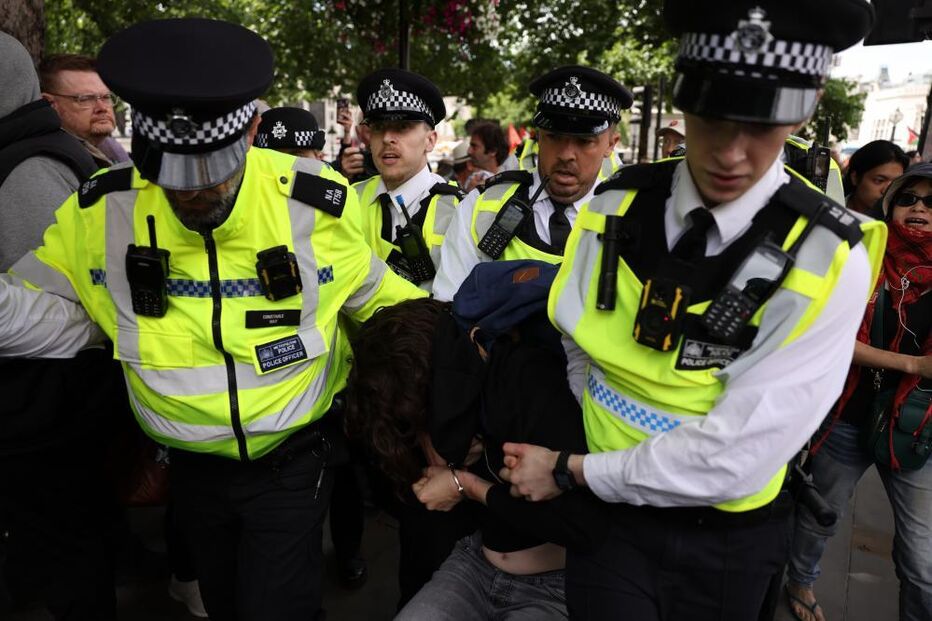 Polícia detém manifestantes do grupo Palestine Action em Trafalgar Square, Londres