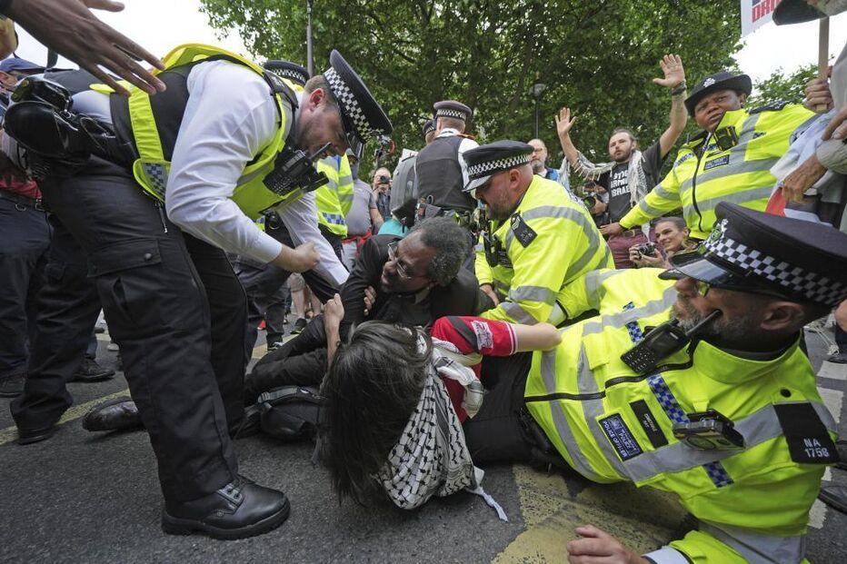 Polícia detém manifestantes da Palestine Action em Trafalgar Square, Londres
