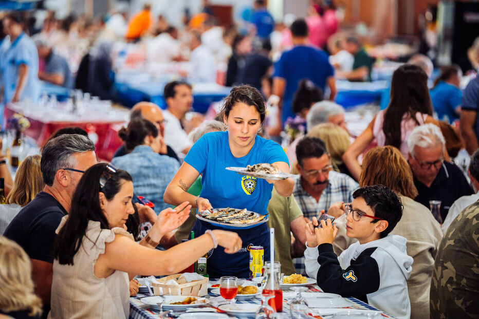 Festival da Sardinha na Praia do Pedrógão: sardinha assada, música e tradição piscatória