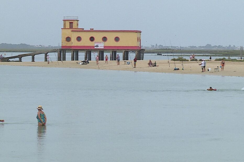 Tempo instável não impede turistas na Praia da Fuzeta, Algarve