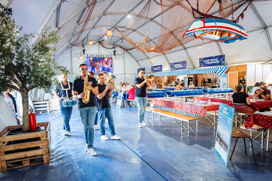 Festival da Sardinha anima Praia do Pedrógão com música e gastronomia