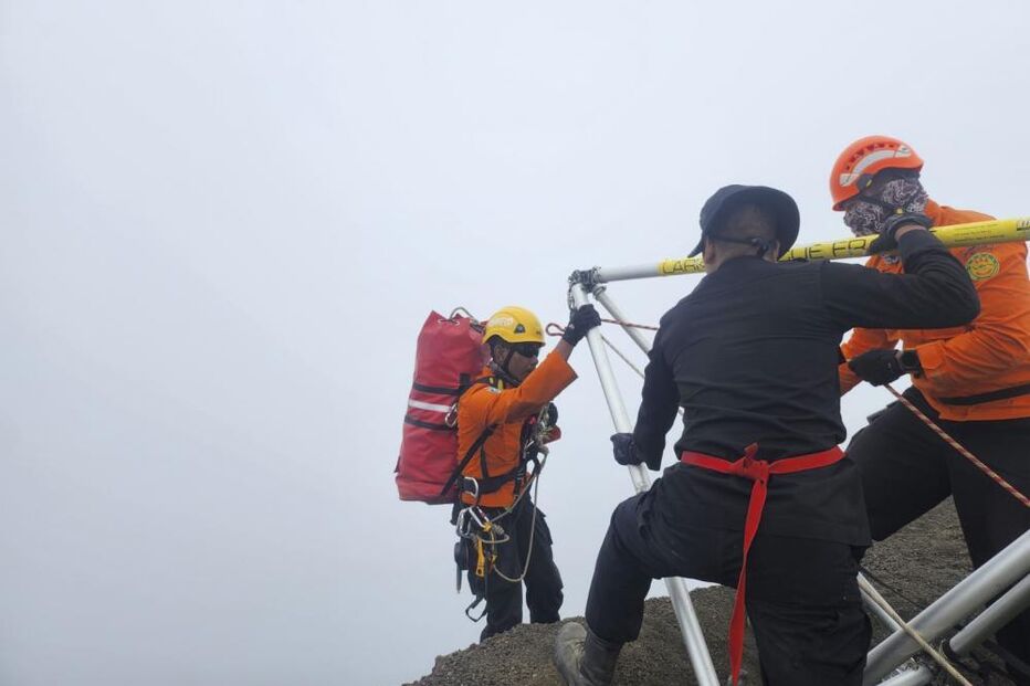 Operação de resgate por Juliana Marins continua