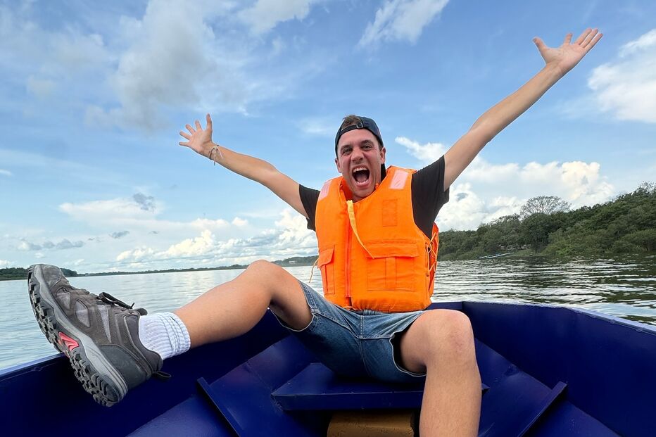 Homem de colete salva-vidas, num barco, relaciona infeção bacteriana grave com o hábito de roer as unhas