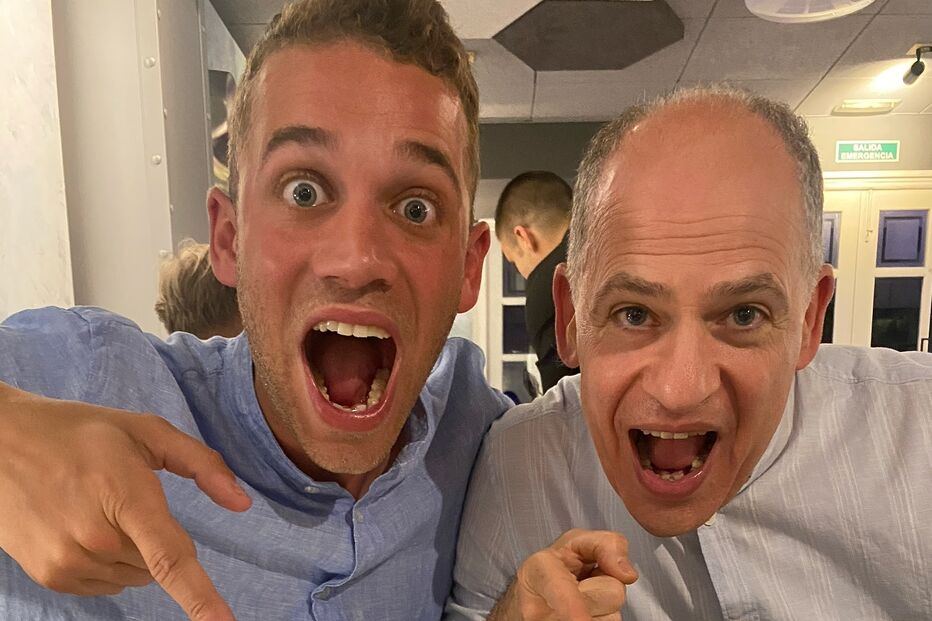 Homens reagem a sobremesas depois de caso de infeção por roer as unhas