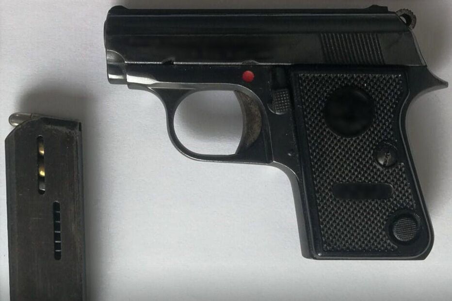 A Polícia Pública exibe uma pistola e carregador