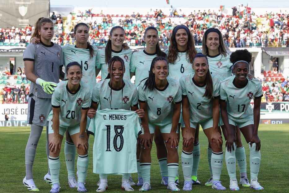 Seleção portuguesa feminina homenageia C. Mendes com camisola 18