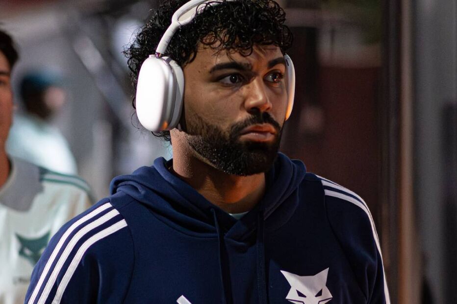 Jogador de futebol com auscultadores antes da partida