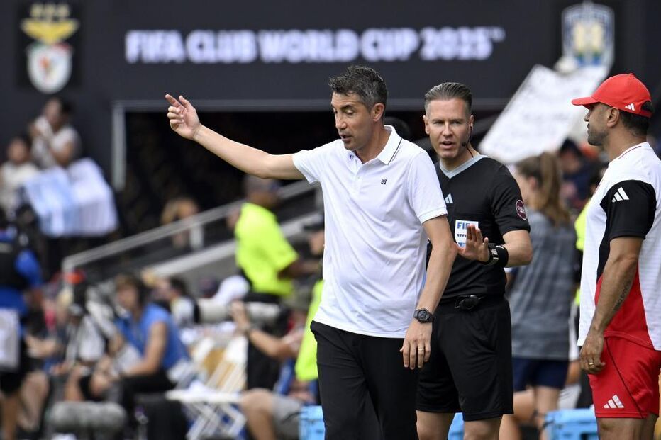 Treinador gesticula durante jogo da FIFA Club World Cup 2025