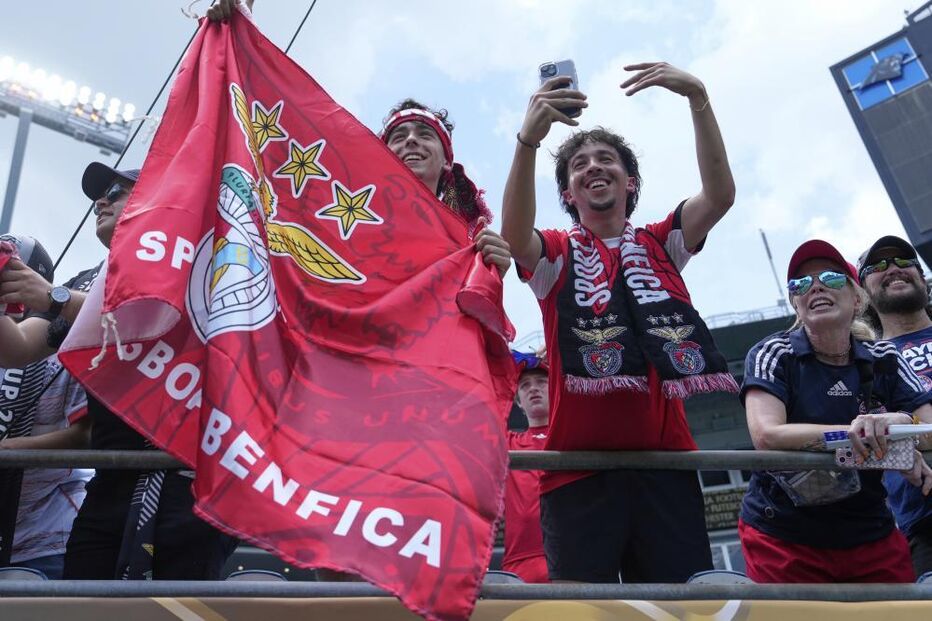 Adeptos do Benfica apoiam a equipa frente ao Bayern Munique no Mundial de Clubes