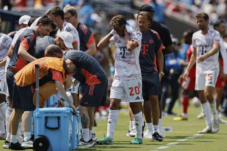 Benfica vence Bayern Munique no Mundial de Clubes; jogadores recolhem aos balneários.
