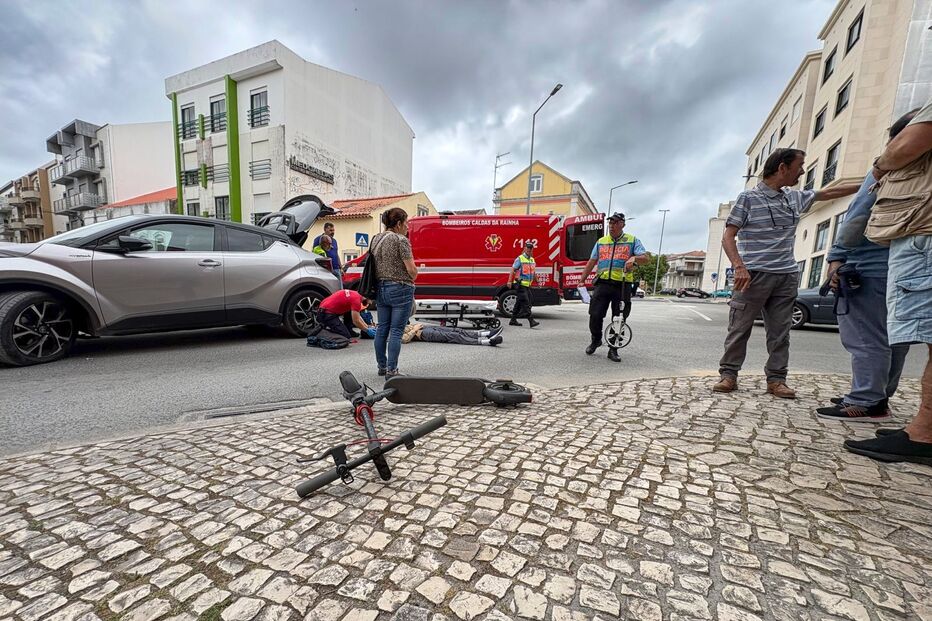 Colisão entre carro e trotinete causa ferido nas Caldas da Rainha