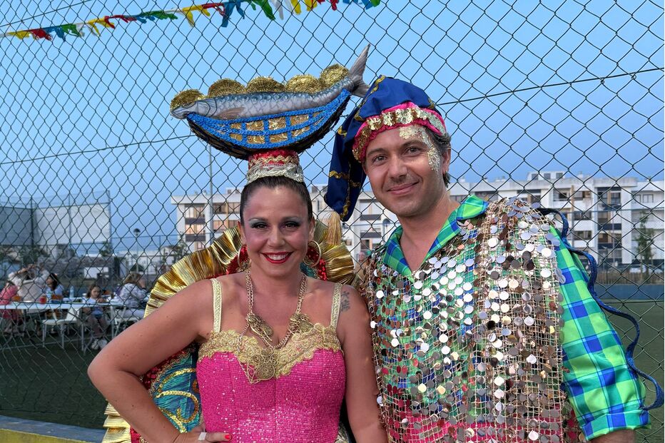 Comentadores de canais rivais surgem juntos num evento festivo