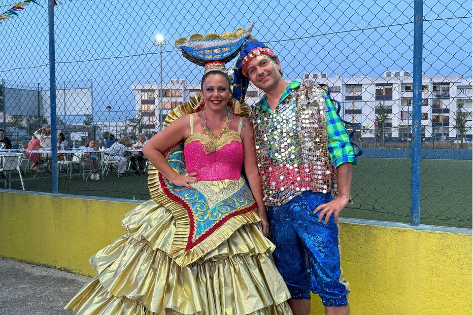 Comentadores de canais rivais surgem juntos em evento festivo