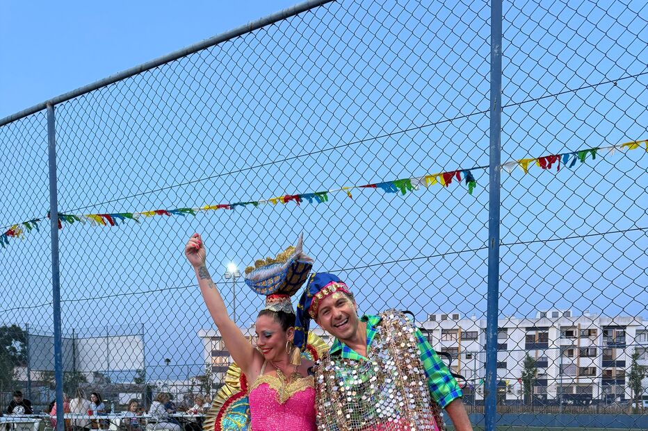 Comentadores rivais formam um par com trajes festivos