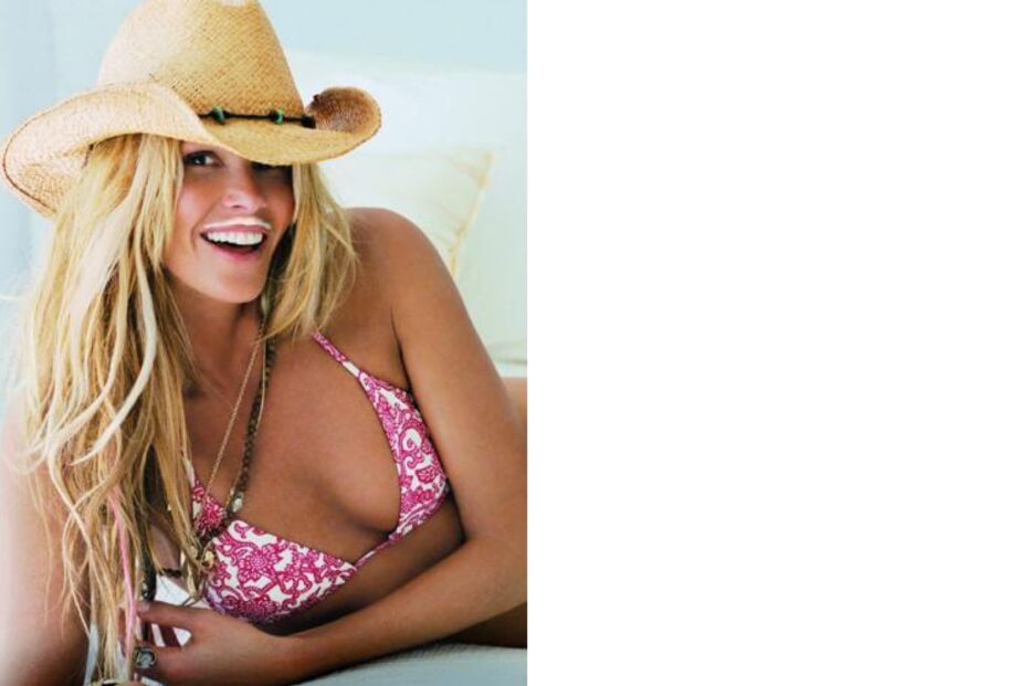 Top model australiana de 61 anos eleita a mulher mais bela do mundo