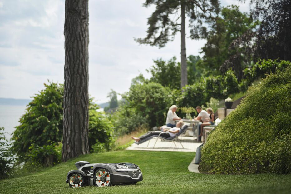 Novo robô corta-relva Husqvarna com tecnologia EPOS™ dispensa fios e antenas