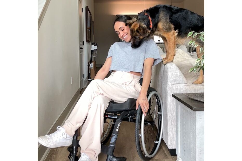 Influenciadora, numa cadeira de rodas, interage com o seu cão
