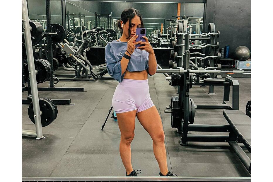 Influenciadora fitness enfrenta desafios após picada de carraça e subsequente paraplegia