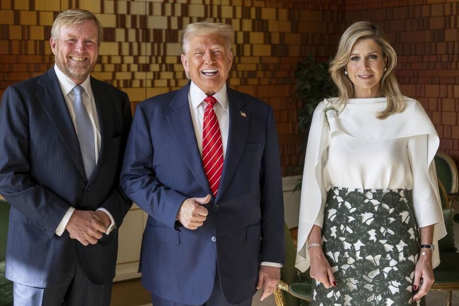 O rei Willem-Alexander, Donald Trump e a rainha Máxima posam juntos