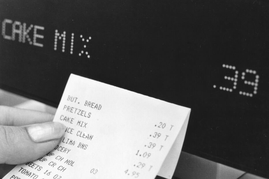 Recibo de compras com produtos como pão, pretzels e mistura para bolo