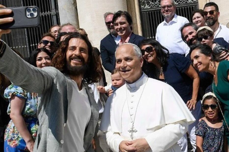 Selfie de ator de Jesus com o Papa Francisco no Vaticano